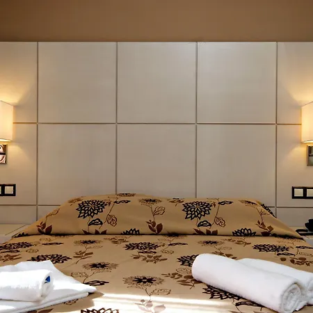 Theros Apartahotel Tavronitis